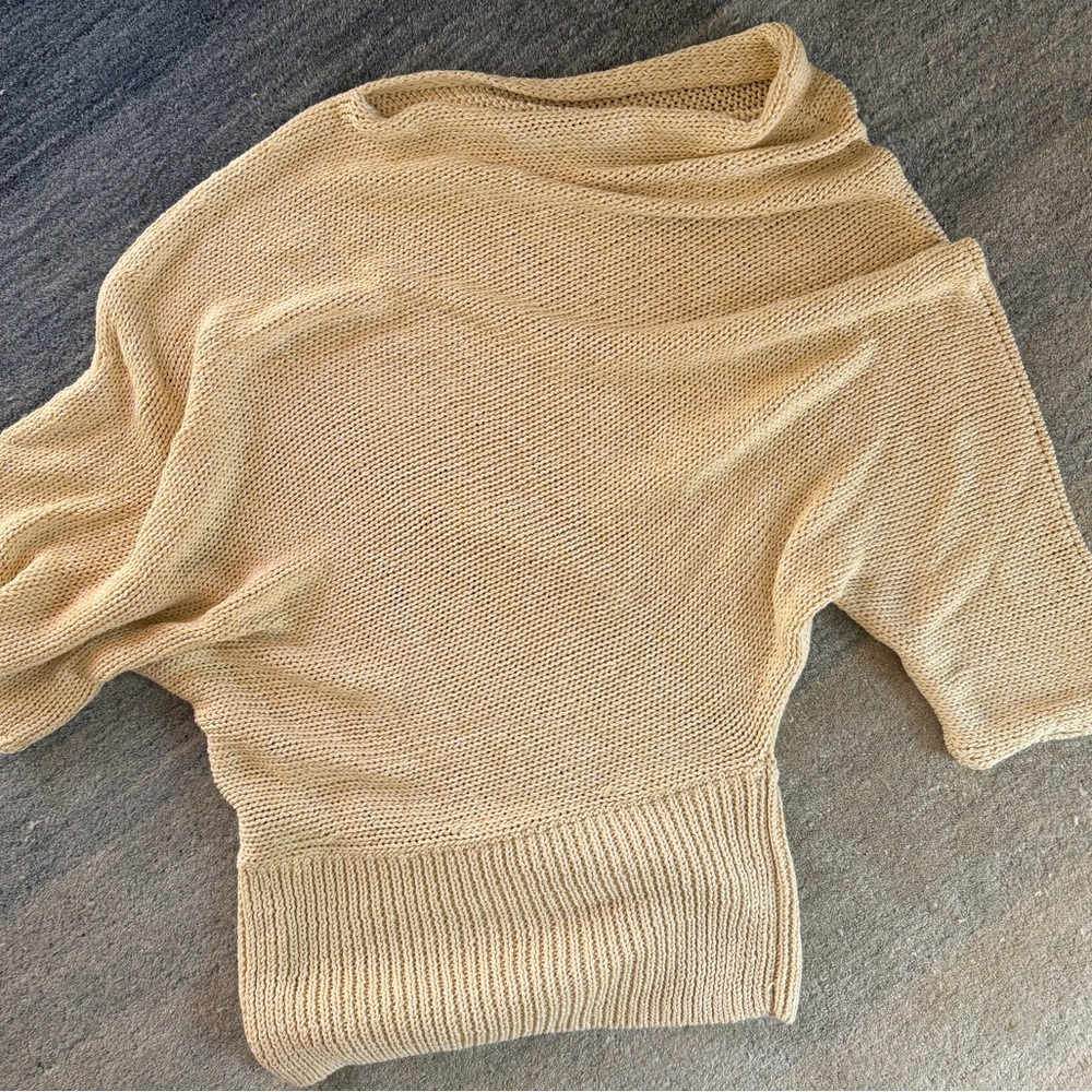 NWOT Asymmetrical pale yellow sweater - Picture 11 of 11